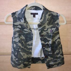 XS Camo print vest